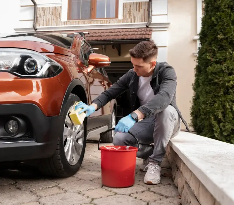 Lavage auto à domicile Rougé : professionnel intervenant sur un véhicule